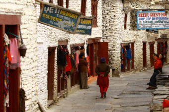 Marpha Street, Mustang