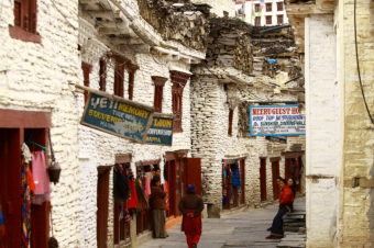 Marpha Street, Mustang